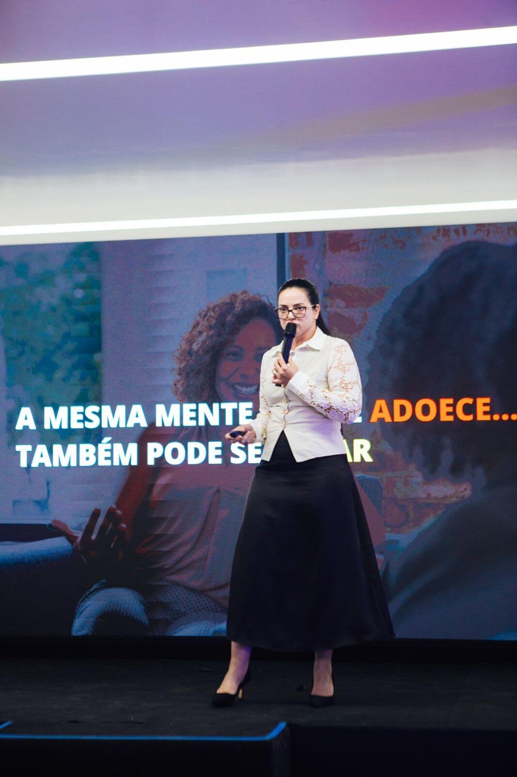 Lu Aires ministrando palestra corporativa